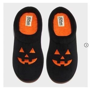 New Deluxe By Dearfoams Halloween Black And‎ Orange Fuzzy Slippers. 5-6 W or 3-4
